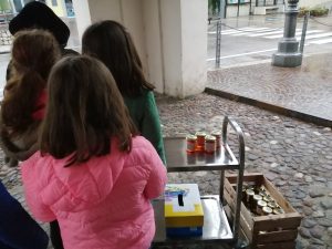 bambini all'opera nella distribuzione