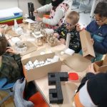 Bambini dell'anticipo in attività di tinkering