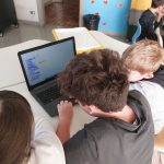 Ragazzi che programmano