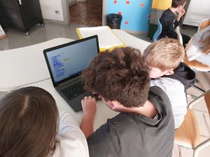Ragazzi che programmano
