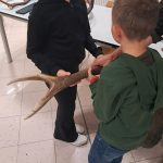 Bambini con palco di cervo