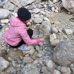 Bambina analizza l'acqua