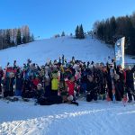 Ragazzi del corso di sci e snowboard