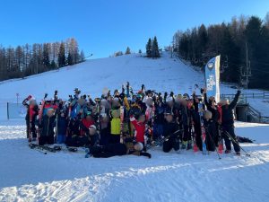 Ragazzi del corso di sci e snowboard